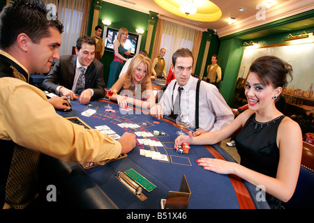 Blackjack Live casino felice gamblers back jack scommettitori punter Giochi puzzle pegno dipendenza denaro facile dollar pound scommettere bett Foto Stock