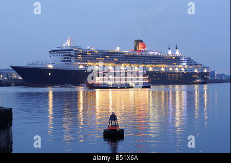 Queen Mary 2 nel porto di Amburgo Foto Stock