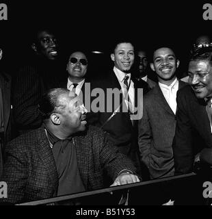 Count Basie Jazz Pianist Apr 1957 un photocall presso la Royal Festival Hall Count Basie che è appena arrivato da Chicago STATI UNITI D'AMERICA Foto Stock