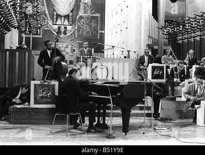 Duke Ellington Orchestra e febbraio 1966 ha registrato un concerto per la televisione ABC nella cattedrale di Conventry Duca ripete a un piano Foto Stock