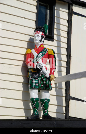 Statua di Scot guardsman al di fuori del Vecchio scialuppa di salvataggio House Broadstairs Kent England Foto Stock