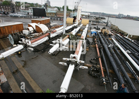 21 05 07 CUTTY SARK DECK montanti di hardware i longheroni ancore e coperta ospita NEL DEPOSITO SICURO A CHATHAM DOCKYARD NEL KENT FOTO PHIL HARRIS Specchio specchio NEWS NEWS Foto Stock