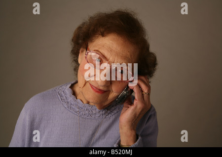 Donna senior con un telefono cellulare. Foto Stock