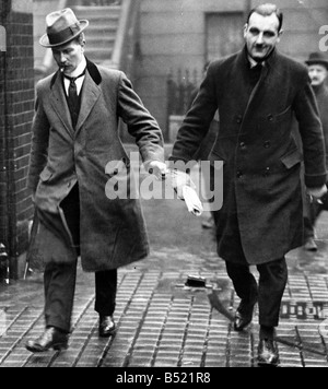 Ronald True (Senza cappello) un ex ufficiale della RAF visto qui essendo scortato a ovest di Londra Tribunale di polizia da Supt Austin che lo aveva arrestato per l'assassinio del giovane Oliva aka Gertude Yates Marzo 1922 Foto Stock