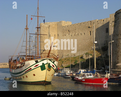 Cipro del Nord. Vista di una vecchia nave passando Kyrenia castello nel suo cammino verso il porto. 2008. Foto Stock