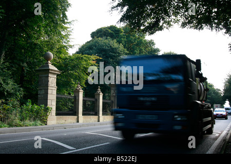 La Western porte costruite in 1734Casa e resti dell'Abbazia visto da motivi Foto Stock