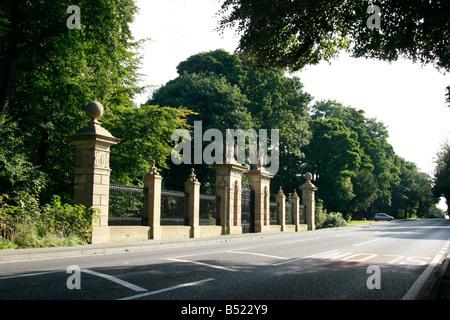 La Western porte costruite in 1734Casa e resti dell'Abbazia visto da motivi Foto Stock