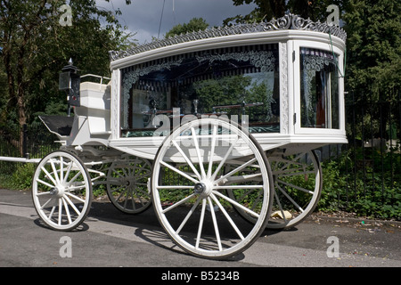 Cavallo funebre di essere preparate al di fuori del cimitero del Sud , Manchester, UK. Foto Stock