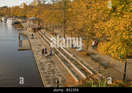 Una luminosa giornata autunnale sulle rive del fiume Dee a Chester nel Cheshire Foto Stock