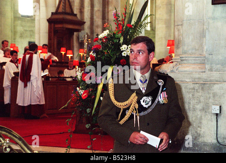 VJ giorno Commemerations Belfast Irlanda del Nord Agosto 95 il Duca di York fa il suo modo fino al pulpito in presso il St Anne s Cattedrale per fare la sua lettura Mirrorpix Foto Stock