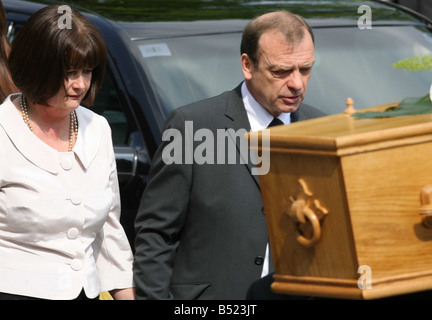 COVENTRY-26 apr. 07 -- BILL HAWKER E SUA MOGLIE JLIA ai funerali dei loro DUAGHTER LINDSAY ANNE HAWKER oggi lei era TE Foto Stock