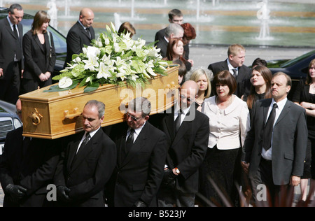 COVENTRY-26 apr. 07 -- BILL HAWKER E SUA MOGLIE JLIA partecipare ai funerali della loro figlia Lindsay ANNE HAWKER oggi lei era TE Foto Stock