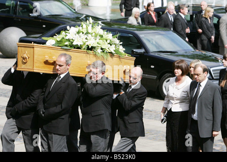 COVENTRY-26 apr. 07 -- BILL HAWKER E SUA MOGLIE JLIA partecipare ai funerali della loro figlia Lindsay ANNE HAWKER oggi lei era TE Foto Stock