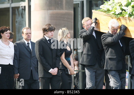 COVENTRY-26 apr. 07 -- BILL HAWKER E SUA MOGLIE JLIA partecipare ai funerali della loro figlia Lindsay ANNE HAWKER DAVANTI A LORO IO Foto Stock