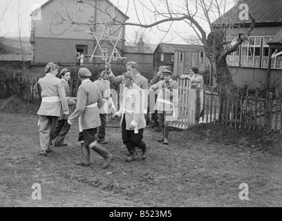 Aratro a Goathland Yorkshire County dance team di eseguire la cerimonia antica di ballo prima di ogni casa di villaggio di Goatland, Yorks. L'Aratro a Goathland slot sono un raro esempio di quella che una volta era una diffusa tradizione rurale che ha riconosciuto l importanza dell'aratro e celebrata con la spada danza, musica e giochi popolari. Tradizioni simili sono noti per avere esisteva in altre parti dello Yorkshire, Lincolnshire, Derbyshire e Northumberland, dove erano conosciuti come "l'aratro Boys', 'giovenco Lads', 'Ploo brocche' aratro (Jack) e 'Fond o ingannare aratro'. Gennaio 1950 022214/4 Foto Stock