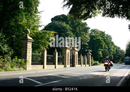 La Western porte costruite in 1734Casa e resti dell'Abbazia visto da motivi Foto Stock