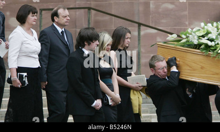 COVENTRY-26 apr. 07 -- BILL HAWKER E SUA MOGLIE JULIA partecipare ai funerali della loro figlia Lindsay ANNE HAWKER oggi lei era FOU Foto Stock