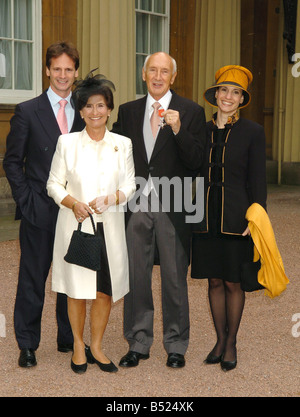 Sport TV comentator Barry Davies con la sua medaglia MBE all'investitura a Buckingham Palace con la moglie Penny e il figlio Marco e la figlia Giselle Foto Stock