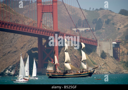 USS Bounty entra nella Baia di San Francisco dopo la vela sotto il Ponte Golden Gate per la sfilata di Tall Ships Foto Stock