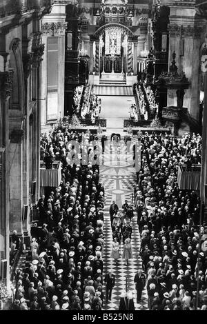 All'interno di St Paul s Cathedral presso un servizio di ringraziamento per la Regina madre ha foglie accompagnato dalla regina e di altri membri della famiglia reale Luglio 1980 Foto Stock