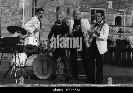 Stelle di non le nove oclock news come cantanti pop 1982 durante prove co stelle Rowan Atkinson Pamela Stephenson Mel Smith Griff Rhys Jones Foto Stock