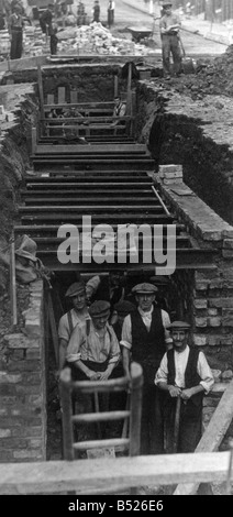 Lavori in corso su uno degli Air Raid Shelter che è costruito dal Newcastle competenti per i residenti di nobili Street il ricovero è essendo costruito nel centro della carreggiata e le entrate saranno da isole di traffico Settembre 1939 Foto Stock