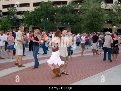 Il centro vivo! Dove ballerini celebrare grazie a Dio è venerdì all'aperto una serie di concerti a Lafayette, Louisiana Foto Stock