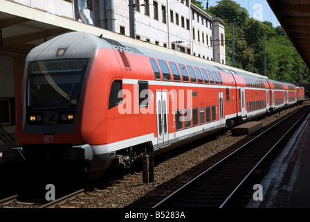 Germania Railway double-decker Regional Express (RE) treno passeggeri, Wuppertal, Renania settentrionale-Vestfalia (Germania). Foto Stock