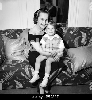 Olivia de Havilland visto qui con suo figlio. Maggio 1953 D2326-001 Foto Stock