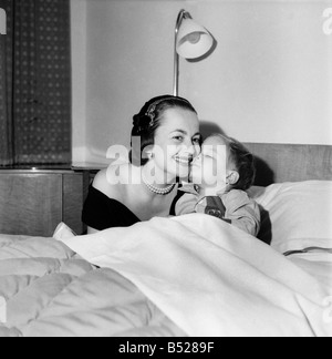 Olivia de Havilland visto qui con suo figlio. Maggio 1953 D2326-002 Foto Stock