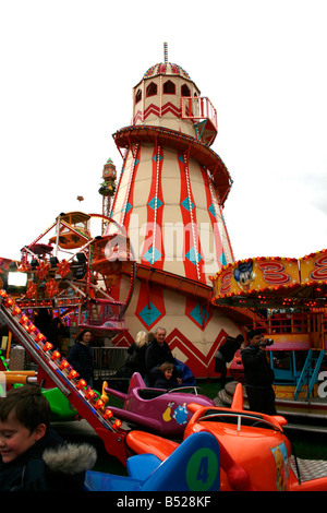 Fiera d'oca rides Helter Skelter l'Oca fiera è probabilmente la più grande fiera di viaggiare in Europa e si è venuta a Nottingham per oltre un migliaio di anni Foto Stock