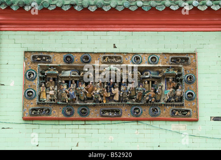 Parete in terracotta le sculture rappresentano scene dal cinese storia e mitologia al Chan vedere Shu Yuen Temple, Chinatown, Kuala Lumpur, Malesia Foto Stock