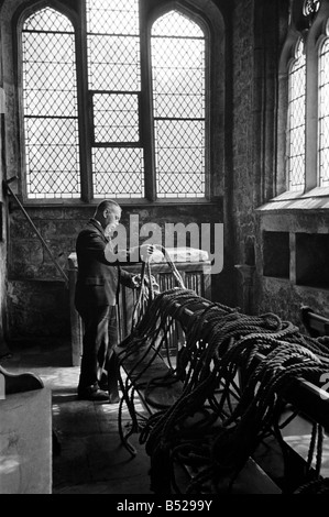 Scene di carattere generale e di artigiani in ed intorno a Yorkshire prese dal fotografo Humphrey Spender. Agosto 1936 ;scena dentro la chiesa Foto Stock