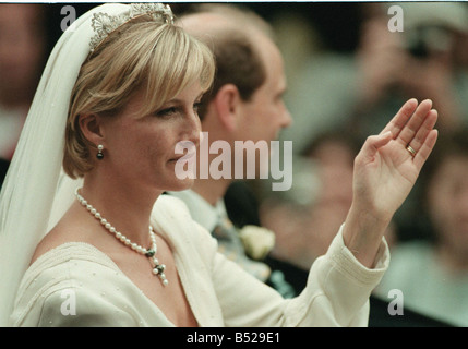 Prince Edward Royal Wedding 1999 Nozze di Sophie Rhys Jones a Prince Edward presso la Cappella di St Georges in Windsor oggi 19 Giugno 1999 Pic mostra Sophie dopo il matrimonio Foto Stock