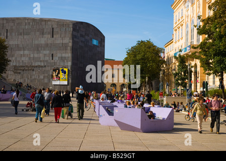 Sabato pomeriggio in Museums Quartier quartiere centrale di Vienna Austria Europa Foto Stock