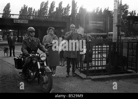 La Germania del muro di Berlino in ottobre 1961 Opinioni di soldati pattugliano il muro di Berlino Berlino Ovest soldato in bici Foto Stock