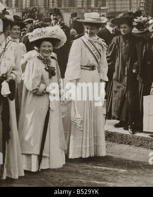 Lady Constance Lytton Suffragette diritto Ottobre 1909 mostrato durante la processione delle Suffragette a Londra nel 1909 Constance Lytton ha preso parte a una dimostrazione alla House of Commons Costanza fu arrestato e imprigionato ma quando le autorità hanno scoperto che era la figlia di Lord Lytton ex viceré di India hanno ordinato il suo rilascio, nonché la sua posizione sociale il governo britannico erano anche consapevoli di Constance Lytton s problemi di salute e temevano che se lei è andato in sciopero della fame ella morisse e poi il suffragettes avrebbe un famoso martire di Costanza era arrabbiato che Foto Stock