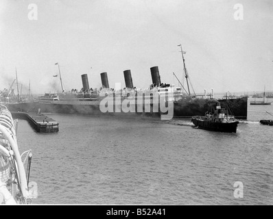 RMS Aquitania visto qui lasciando Southampton con un equipaggio di volontari steward l'Aquitania fu costruito da John Brown Co Glasgow nel 1913 per la Cunard Steamship Co lei era 45 647 gross ton nave lunghezza totale 901 5ft x trave 97ft 274 77m x 29 56m quattro imbuti due montanti quattro viti e una velocità di 23 nodi ha trasportato 597 1 614 2° e 2 052 3° di classe i passeggeri lanciato il XXI Aprile 1913 ha iniziato il suo viaggio inaugurale tra Liverpool e New York il 30 maggio 1914 il suo terzo e ultimo viaggio prima della grande guerra iniziata il 11 luglio 1914 e lei è stato poi montato come un mercantile armato Foto Stock