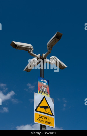 Telecamere TVCC con Lookout Neighborhood Watch segno Foto Stock