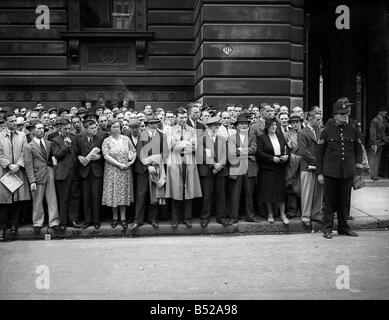 Scene di folla dopo il focolaio di guerra nelle strade di Londra Settembre 1939 OP 247 H y2k sett 1° 1939 Adolf Hitler ha inviato truppe al confine polacco la Gran Bretagna e la Francia si è impegnata a sostenere la Polonia in caso di qualsiasi aggressione tedesca due giorni più tardi il 3 di settembre la Gran Bretagna e la Francia è andato in guerra con la Germania Foto Stock