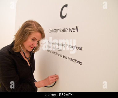 Donna che interagisce con l'installazione. Christine Borland - sistemi sociali mostra, Newlyn art gallery, Newlyn, Cornwall Foto Stock