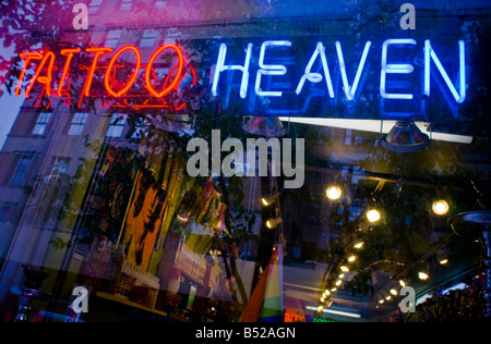 Colorata rosso blu luce al neon sign in salotto tattoo finestra di NYC Foto Stock