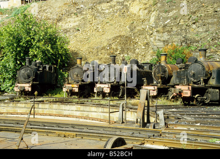 Il vapore lcomotives in attesa di demolizione, Regua, N.Portogallo Foto Stock