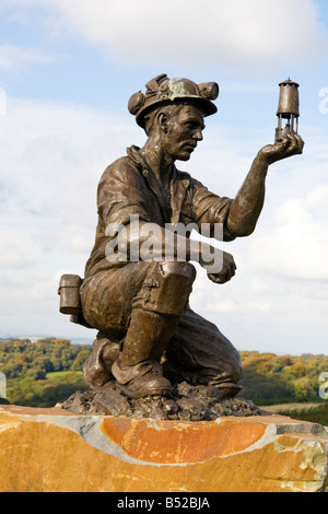 Minatore con lampada di sicurezza scultura, Silverhill collisione, Teversal, Nottinghamshire, Inghilterra. Foto Stock