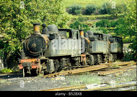 Il vapore lcomotives in attesa di demolizione, Regua, N.Portogallo Foto Stock