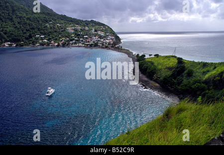 Una vista di Soufriere Bay a Scotts testa su l'isola di Dominica Foto Stock