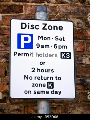 Parcheggio residenti segno - disco / permit zona segno utilizzato per applicare il parcheggio auto nel Regno Unito Foto Stock