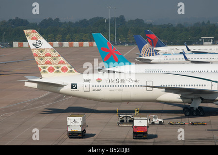 Le compagnie aeree internazionali a cancelli all'Aeroporto di Manchester UOMO Foto Stock