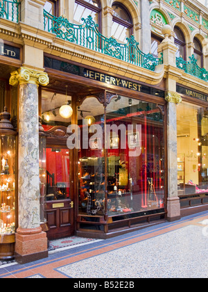 Store nel quartiere di Victoria Shopping Arcade, Leeds, Yorkshire, Regno Unito Foto Stock