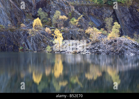 Autunno riflessioni nella vecchia cava di ardesia a Ballachulish Scozia Scotland Foto Stock